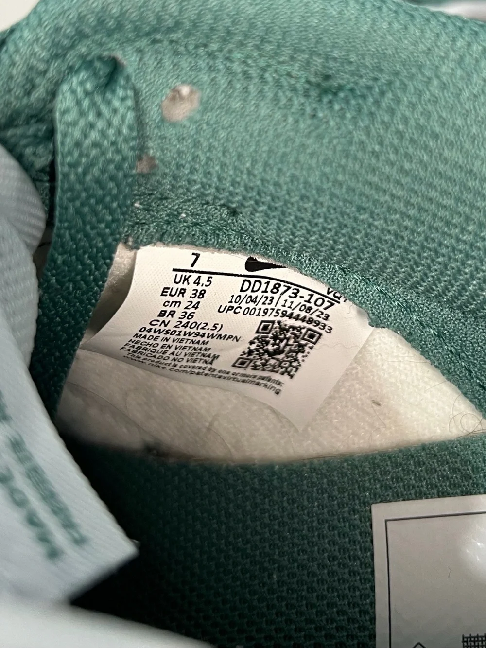 Nike Low-Top Sneakers in Green and White